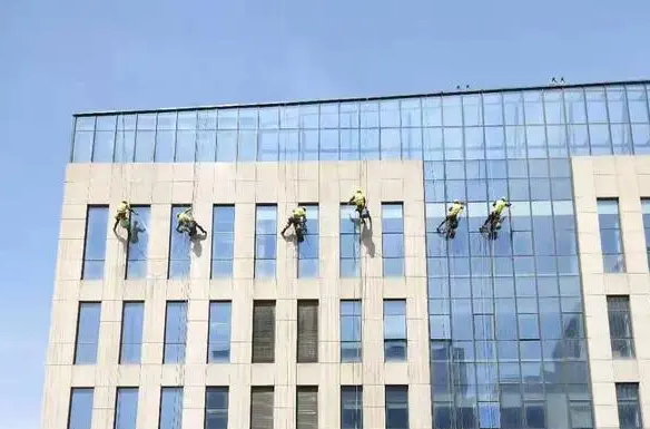 外墻清洗蜘蛛人怎么做到在百米高空中的外墻上進(jìn)行外墻清潔的？